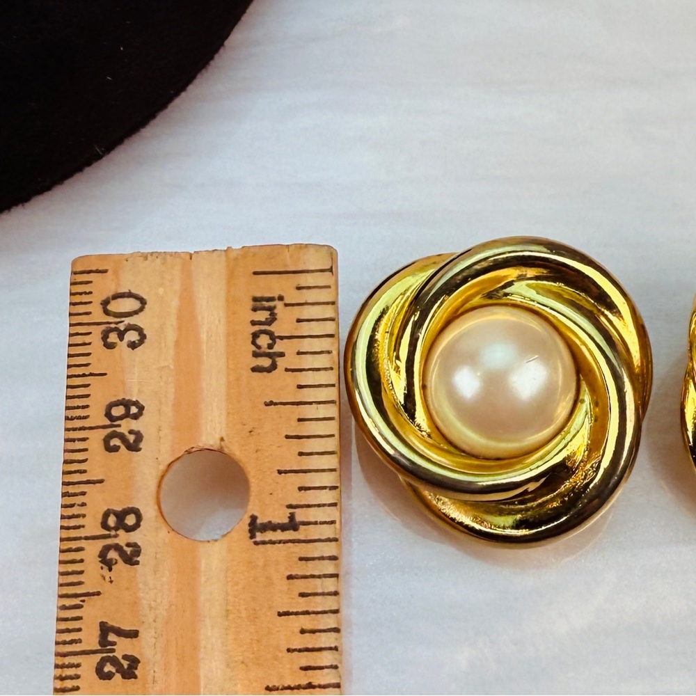 Beautiful vintage, goldtone, faux pearl Cookie Lee signed clip on earrings - Picture 8 of 8